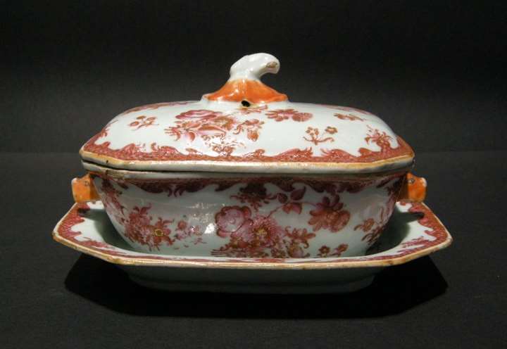 Small tureen and stand in porcelain chinese export - decorated with flowers "famille rose" - Qianlong period